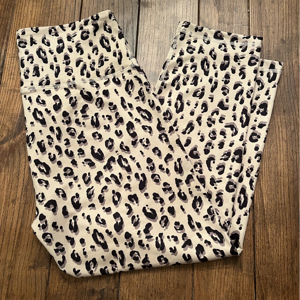 Old Navy Active Elevate Cropped Leggings Sz L Cheetah 🐆 print EUC - Picture 3 of 6